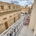 بيت ضيافة 7 Main Gate بيرغو